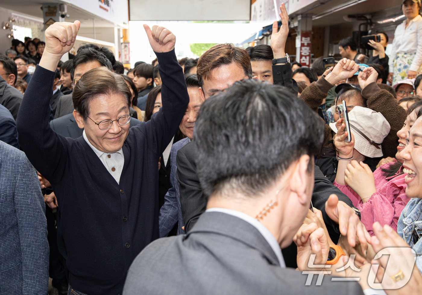 (영월=뉴스1) 이재명 기자 = '골목골목 경청투어 : 단양팔경편'에 나선 이재명 더불어민주당 대통령 후보가 4일 오후 강원 영월군 영월서부시장에서 시민들에게 인사하고 있다. 20 …