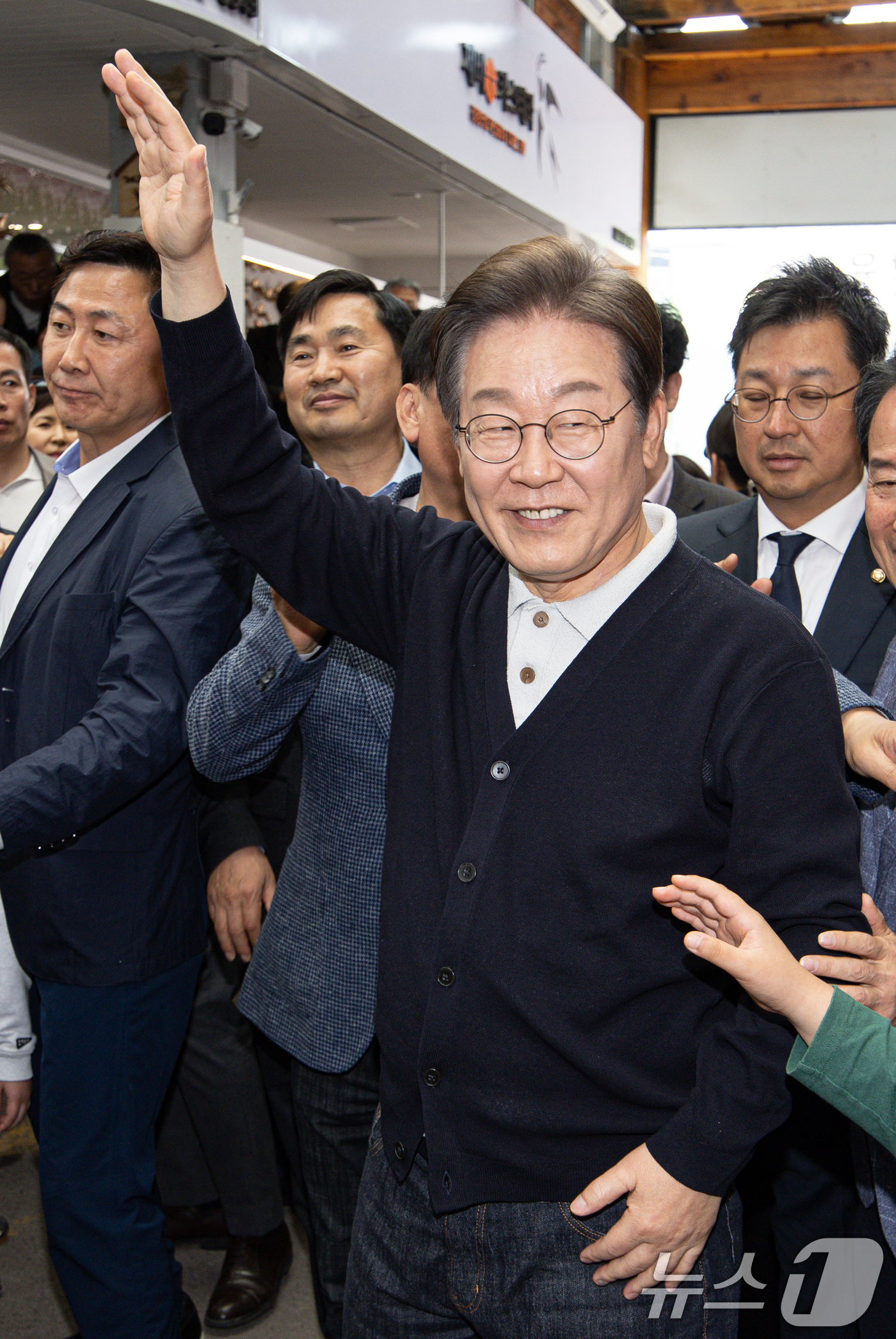 (영월=뉴스1) 이재명 기자 = '골목골목 경청투어 : 단양팔경편'에 나선 이재명 더불어민주당 대통령 후보가 4일 오후 강원 영월군 영월서부시장에서 시민들에게 인사하고 있다. 20 …