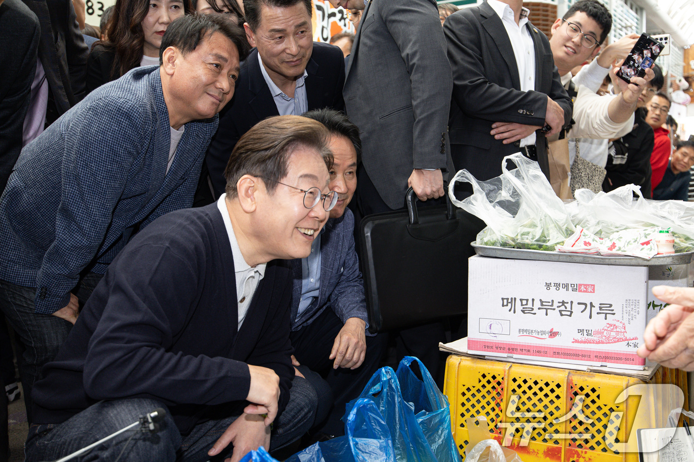 (영월=뉴스1) 이재명 기자 = '골목골목 경청투어 : 단양팔경편'에 나선 이재명 더불어민주당 대통령 후보가 4일 오후 강원 영월군 영월서부시장에서 상인과 대화를 하고 있다. 20 …