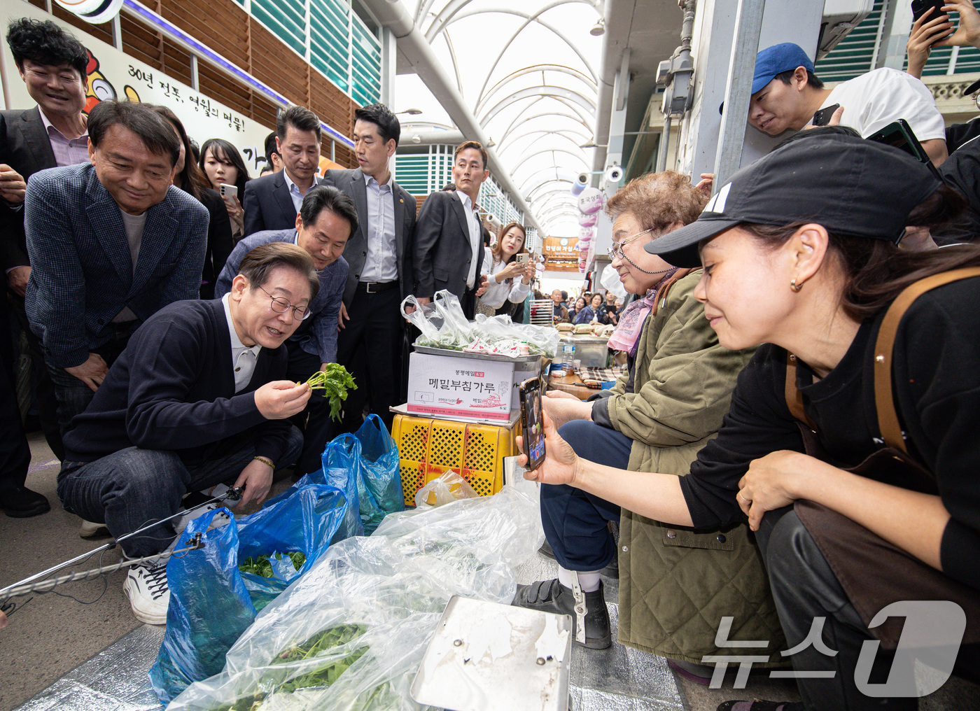(영월=뉴스1) 이재명 기자 = '골목골목 경청투어 : 단양팔경편'에 나선 이재명 더불어민주당 대통령 후보가 4일 오후 강원 영월군 영월서부시장에서 상인과 대화를 하고 있다. 20 …