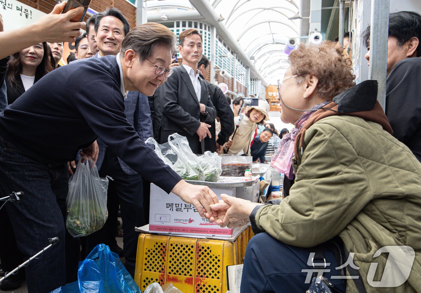 본문 이미지 - '골목골목 경청투어 : 단양팔경편'에 나선 이재명 더불어민주당 대통령 후보가 4일 오후 강원 영월군 영월서부시장에서 상인과 인사를 나누고 있다. 2025.5.4/뉴스1 ⓒ News1 이재명 기자