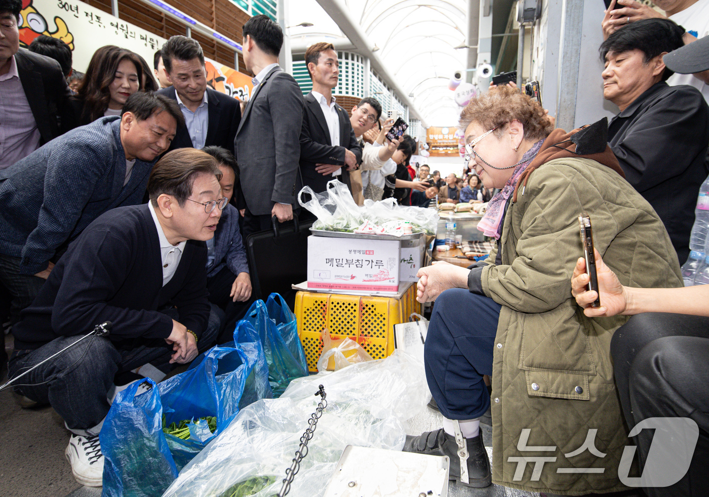 (영월=뉴스1) 이재명 기자 = '골목골목 경청투어 : 단양팔경편'에 나선 이재명 더불어민주당 대통령 후보가 4일 오후 강원 영월군 영월서부시장에서 상인과 대화를 하고 있다. 20 …