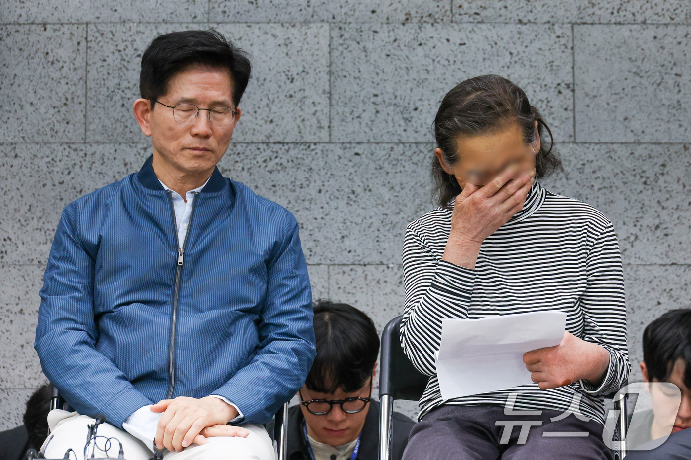 (포천=뉴스1) 안은나 기자 = 김문수 국민의힘 대통령 후보가 4일 오후 경기 포천시 한센인 정착마을인 장자마을 행복나눔터를 방문해 주민 편지 낭독을 들으며 눈물을 흘리고 있다. …