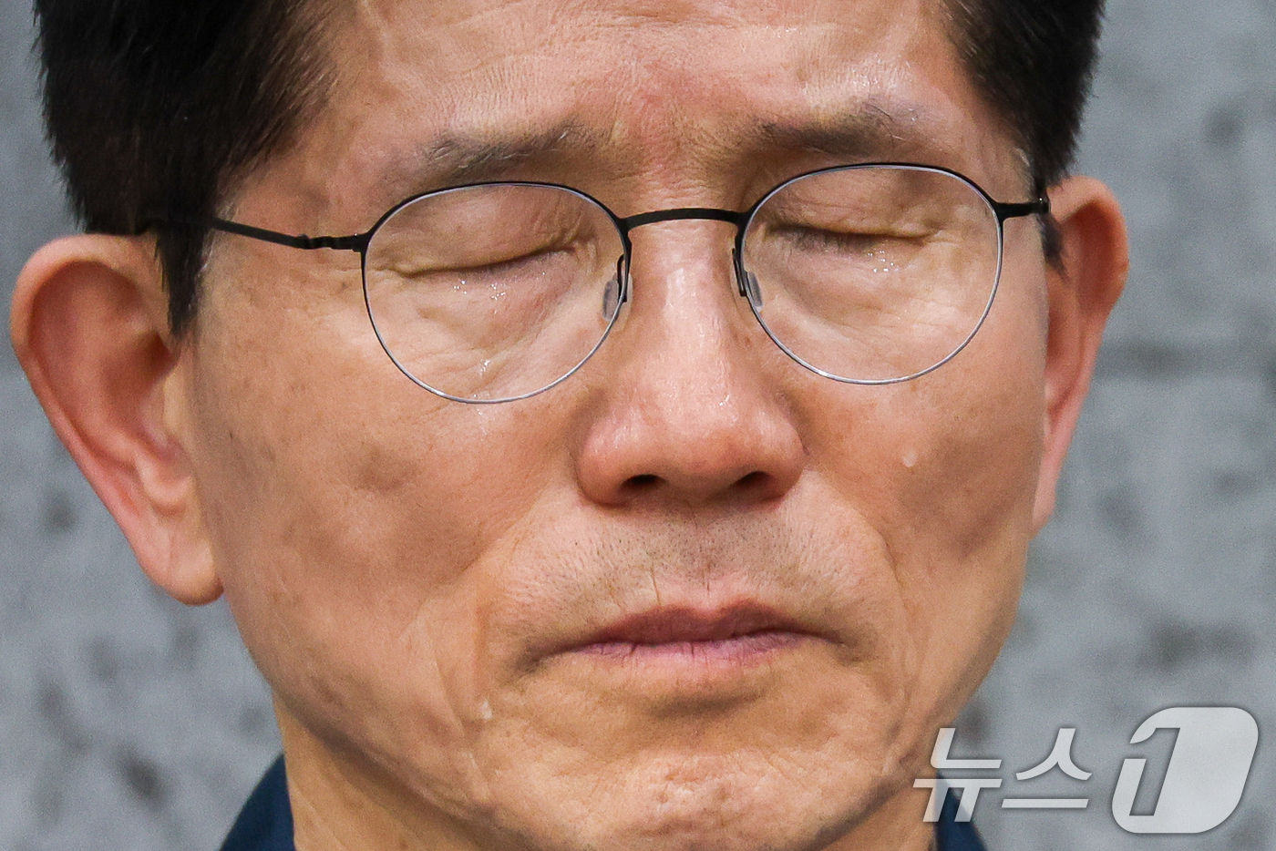 (포천=뉴스1) 안은나 기자 = 김문수 국민의힘 대통령 후보가 4일 오후 경기 포천시 한센인 정착마을인 장자마을 행복나눔터를 방문해 주민 편지 낭독을 들으며 눈물을 흘리고 있다. …