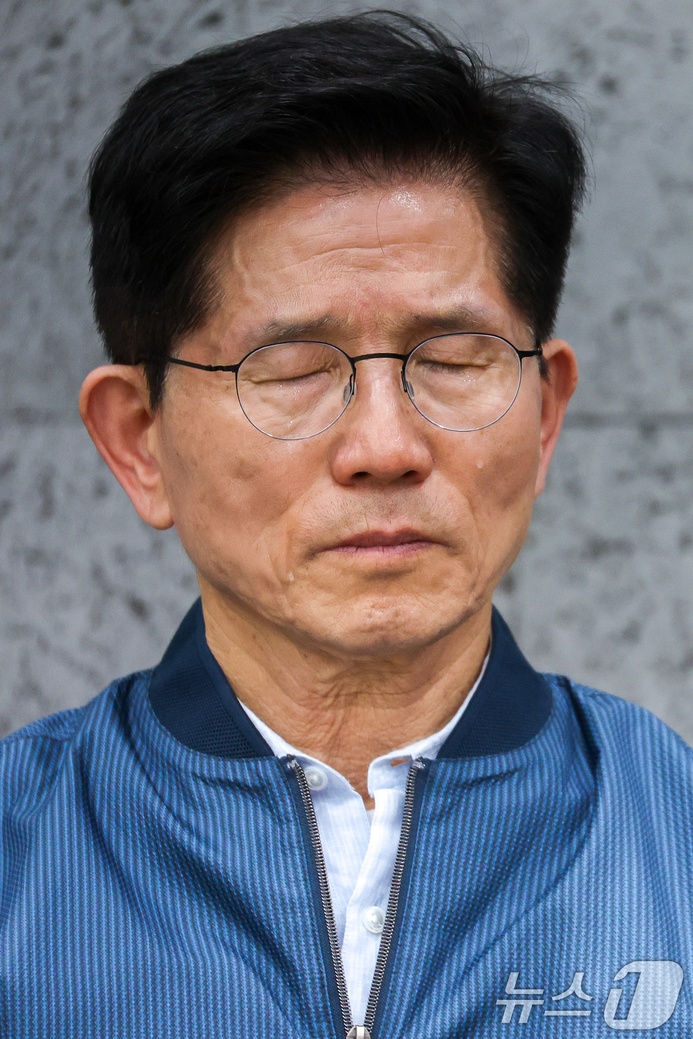 (포천=뉴스1) 안은나 기자 = 김문수 국민의힘 대통령 후보가 4일 오후 경기 포천시 한센인 정착마을인 장자마을 행복나눔터를 방문해 주민 편지 낭독을 들으며 눈물을 흘리고 있다. …