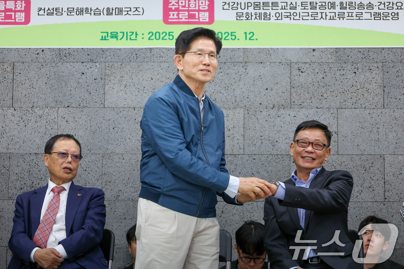 (포천=뉴스1) 안은나 기자 = 김문수 국민의힘 대통령 후보가 4일 오후 경기 포천시 한센인 정착마을인 장자마을 행복나눔터를 방문해 인사말을 하며 최종국 조합장의 손을 잡고 있다. …