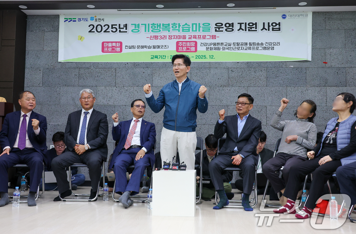 (포천=뉴스1) 안은나 기자 = 김문수 국민의힘 대통령 후보가 4일 오후 경기 포천시 한센인 정착마을인 장자마을 행복나눔터를 방문해 구호를 외치고 있다. 2025.5.4/뉴스1