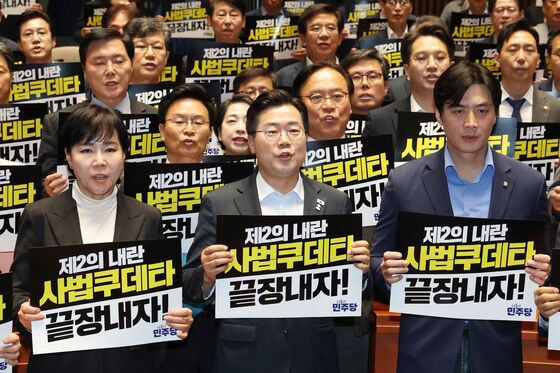 민주, 조희대 탄핵 추진 일단 유보…"李 15일 기일 취소하라"