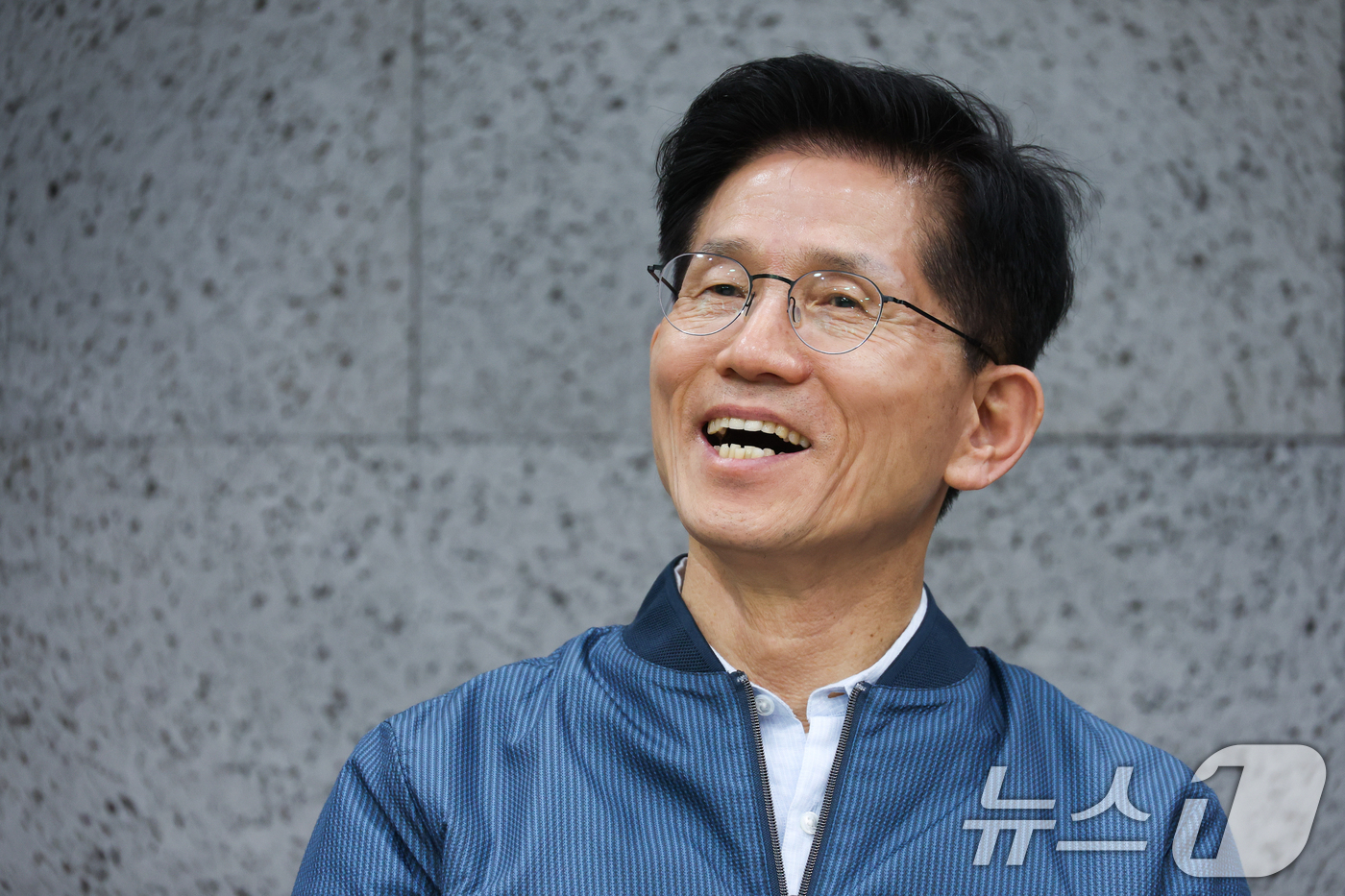 (포천=뉴스1) 안은나 기자 = 김문수 국민의힘 대통령 후보가 4일 오후 경기 포천시 한센인 정착마을인 장자마을 행복나눔터를 방문해 이길용 한국한센인총연합회장의 인사말 중 단일화는 …