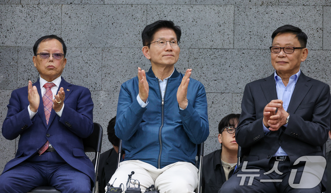 (포천=뉴스1) 안은나 기자 = 김문수 국민의힘 대통령 후보가 4일 오후 경기 포천시 한센인 정착마을인 장자마을 행복나눔터를 방문해 손뼉치고 있다. 왼쪽부터 이길용 한국한센인총연합 …