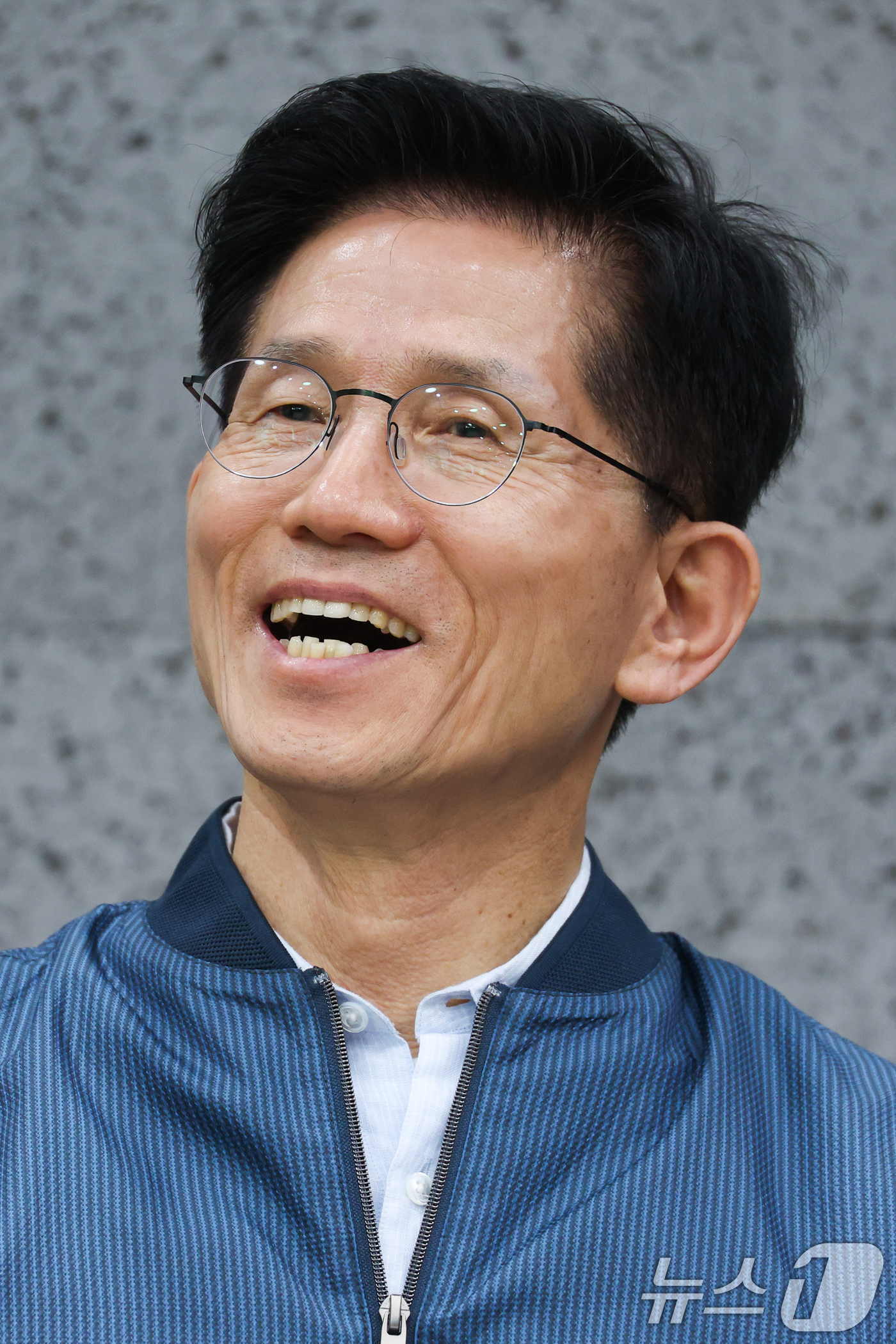 (포천=뉴스1) 안은나 기자 = 김문수 국민의힘 대통령 후보가 4일 오후 경기 포천시 한센인 정착마을인 장자마을 행복나눔터를 방문해 이길용 한국한센인총연합회장의 인사말 중 단일화는 …