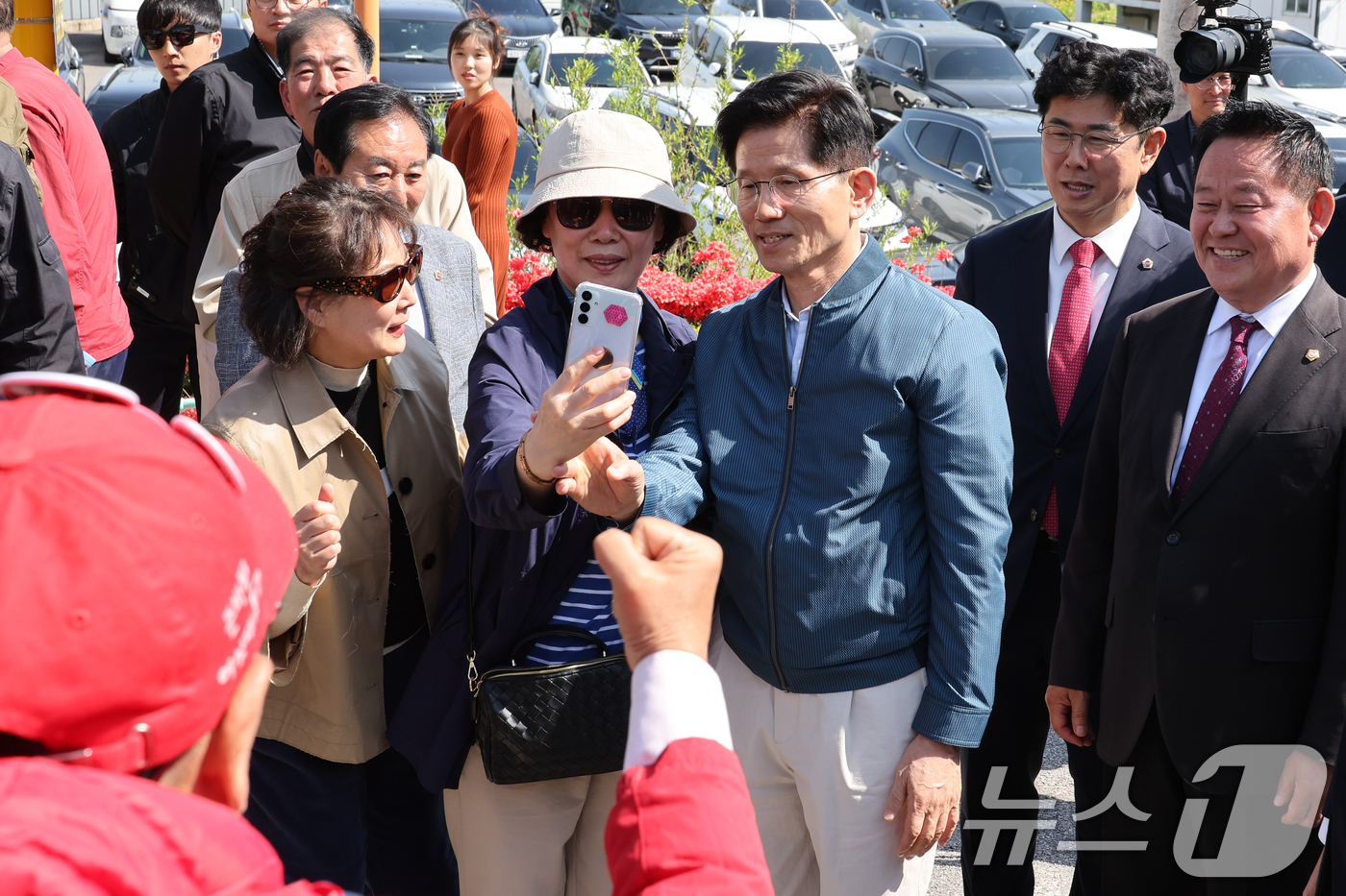 (포천=뉴스1) 안은나 기자 = 김문수 국민의힘 대통령 후보가 4일 오후 경기 포천시 한센인 정착마을인 장자마을 행복나눔터를 방문해 지지자와 셀카를 찍고 있다. 2025.5.4/뉴 …