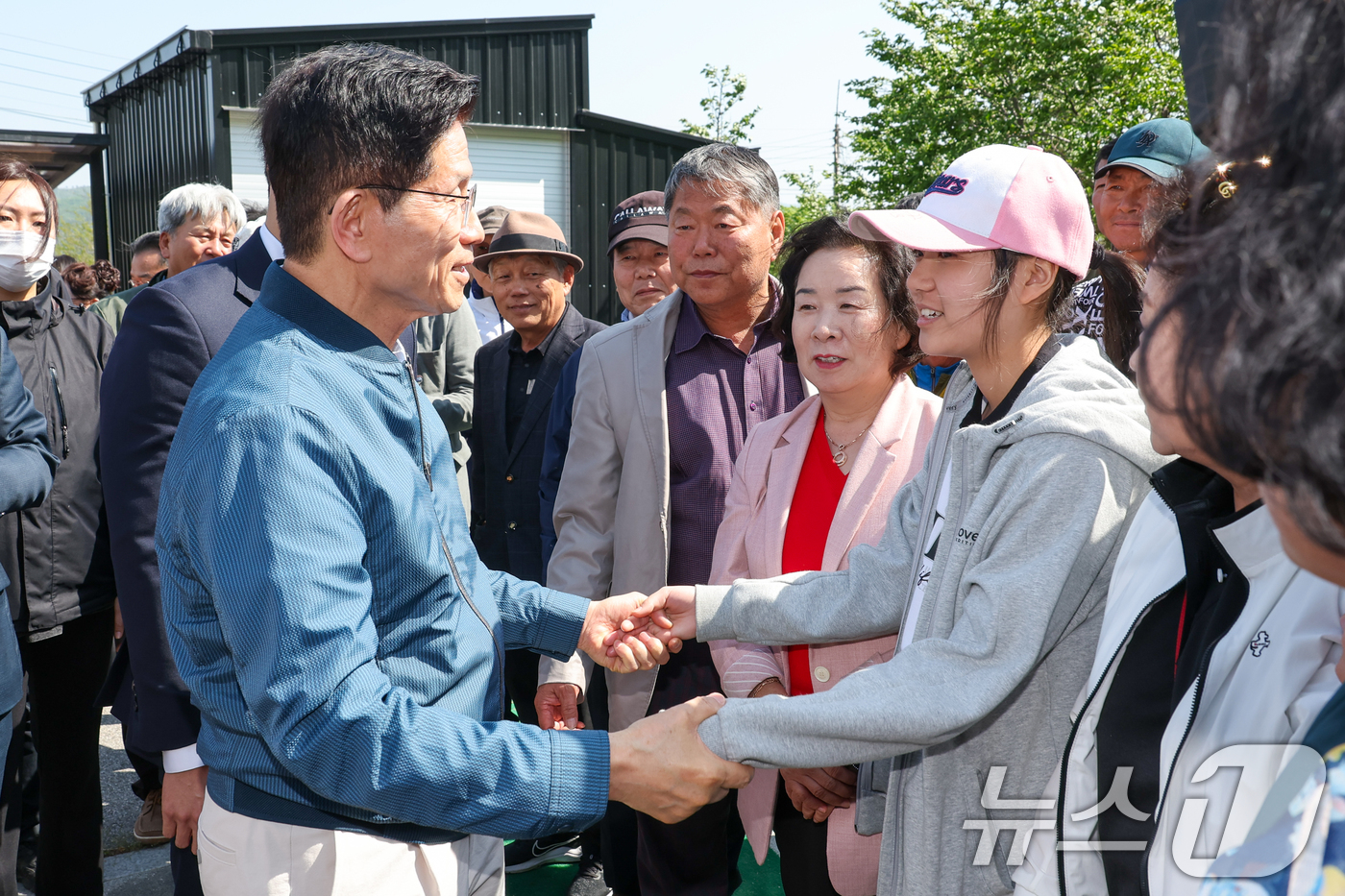(포천=뉴스1) 안은나 기자 = 김문수 국민의힘 대통령 후보가 4일 오후 경기 포천시 한센인 정착마을인 장자마을 행복나눔터를 방문해 한 중학생과 인사를 나누고 있다. 2025.5. …