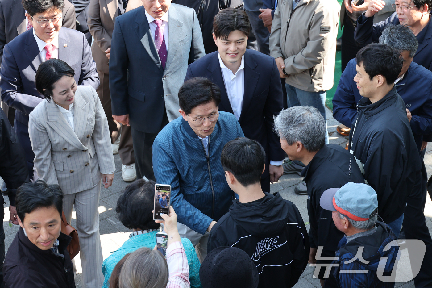 (포천=뉴스1) 안은나 기자 = 김문수 국민의힘 대통령 후보가 4일 오후 경기 포천시 한센인 정착마을인 장자마을 행복나눔터를 방문해 주민들과 인사를 나누고 있다. 2025.5.4/ …