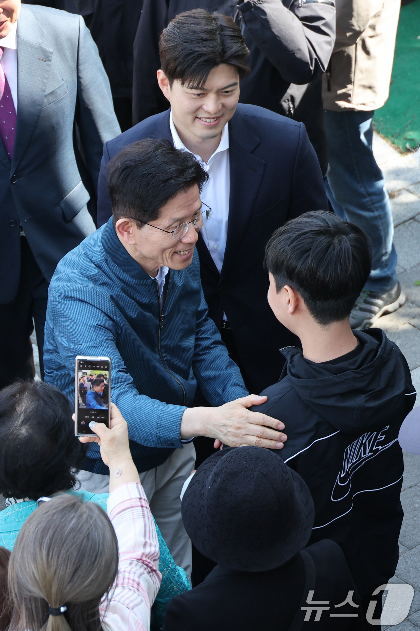 (포천=뉴스1) 안은나 기자 = 김문수 국민의힘 대통령 후보가 4일 오후 경기 포천시 한센인 정착마을인 장자마을 행복나눔터를 방문해 주민들과 인사를 나누고 있다. 2025.5.4/ …