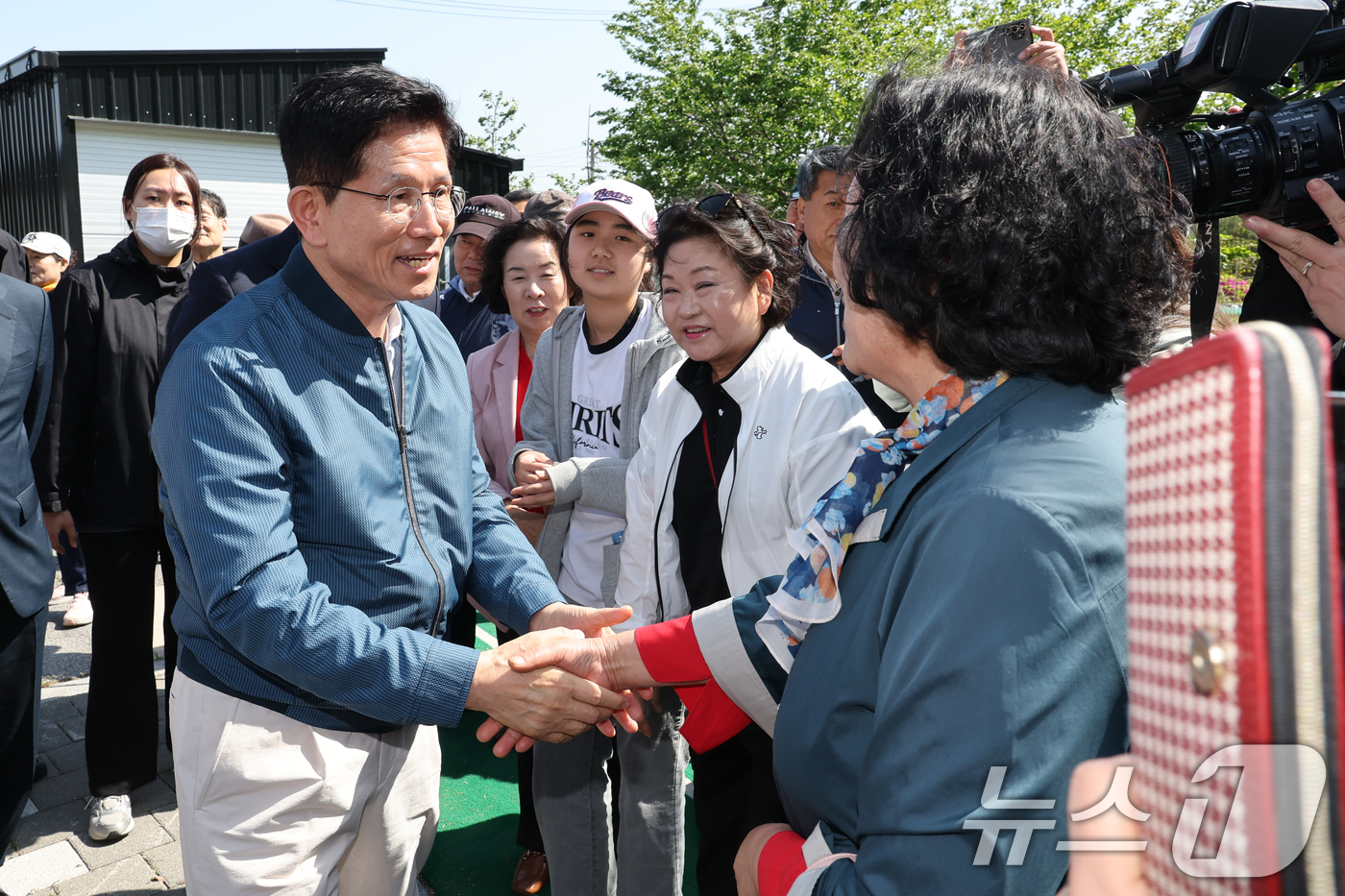 (포천=뉴스1) 안은나 기자 = 김문수 국민의힘 대통령 후보가 4일 오후 경기 포천시 한센인 정착마을인 장자마을 행복나눔터를 방문해 주민 및 지지자들과 인사를 나누고 있다. 202 …