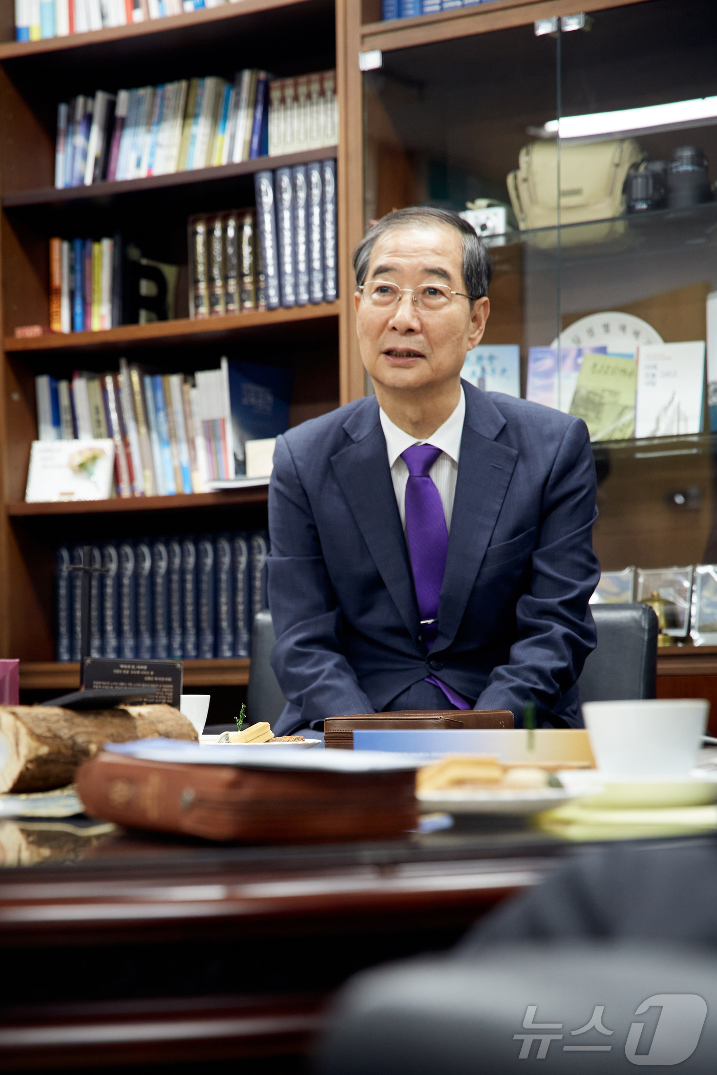 (서울=뉴스1) = 한덕수 무소속 대선 예비후보가 4일 서울 종로구 종교교회에서 예배를 드린 뒤 전창희 담임목사와 차담을 나누고 있다. (한덕수 캠프 제공, 재판매 및 DB 금지) …