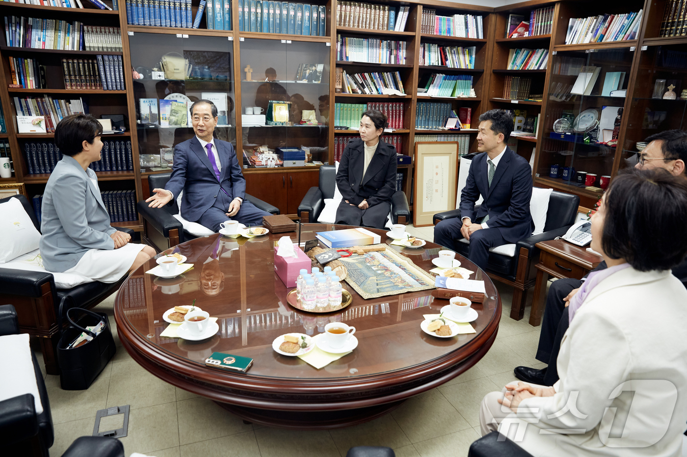 (서울=뉴스1) = 한덕수 무소속 대선 예비후보가 4일 서울 종로구 종교교회에서 예배를 드린 뒤 전창희 담임목사와 차담을 나누고 있다. (한덕수 캠프 제공, 재판매 및 DB 금지) …