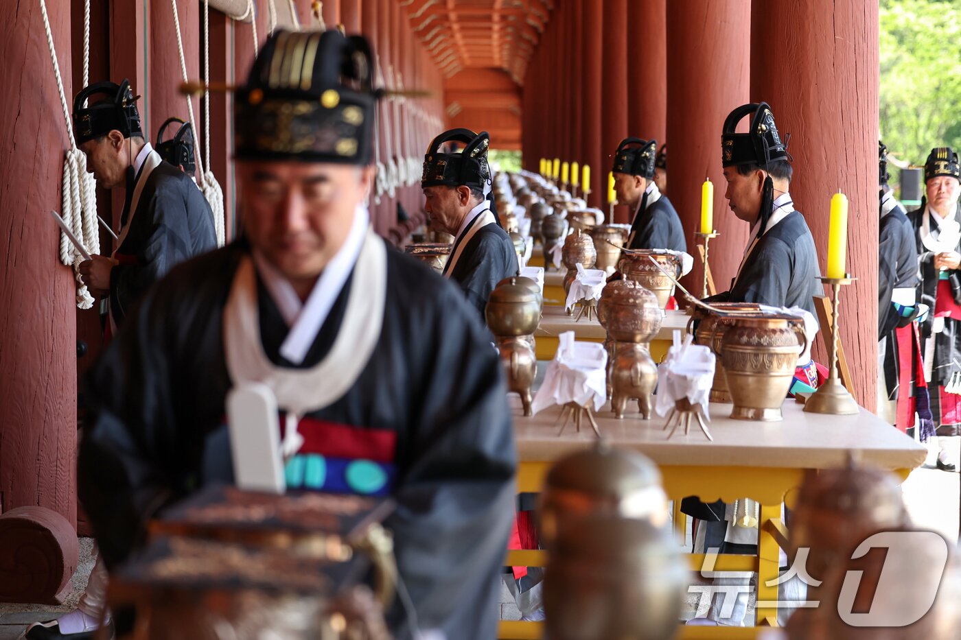 본문 이미지 - 4일 오후 서울 종로구 종묘에서 봉행된 &#39;종묘대제&#39;에서 제관들이 정전에 들어서고 있다. 2025.5.4/뉴스1 ⓒ News1 민경석 기자