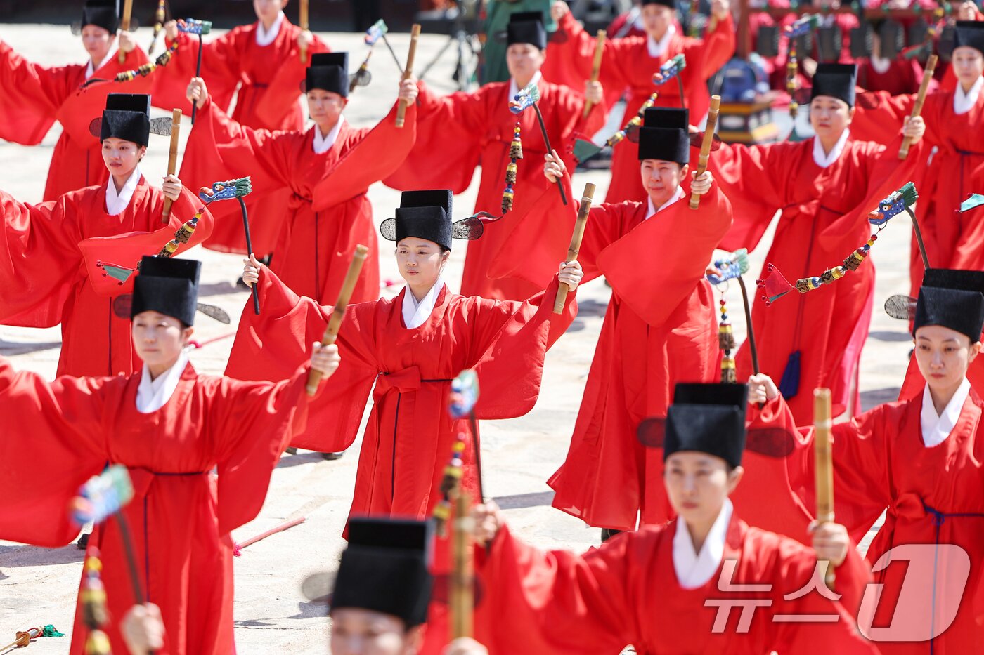 본문 이미지 - 4일 오후 서울 종로구 종묘 정전에서 봉행된 &#39;종묘대제&#39;에서 무용수들이 종묘제례악에 맞춰 일무를 펼치고 있다. 2025.5.4/뉴스1 ⓒ News1 민경석 기자