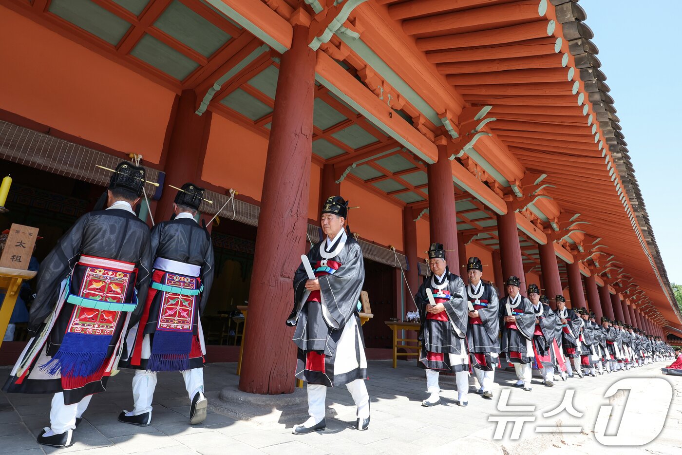 본문 이미지 - 4일 오후 서울 종로구 종묘에서 봉행된 &#39;종묘대제&#39;에서 제관들이 정전에 들어서고 있다. 2025.5.4/뉴스1 ⓒ News1 민경석 기자