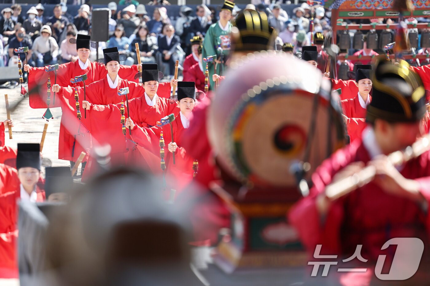 본문 이미지 - 4일 오후 서울 종로구 종묘 정전에서 봉행된 &#39;종묘대제&#39;에서 무용수들이 종묘제례악에 맞춰 일무를 펼치고 있다. 2025.5.4/뉴스1 ⓒ News1 민경석 기자