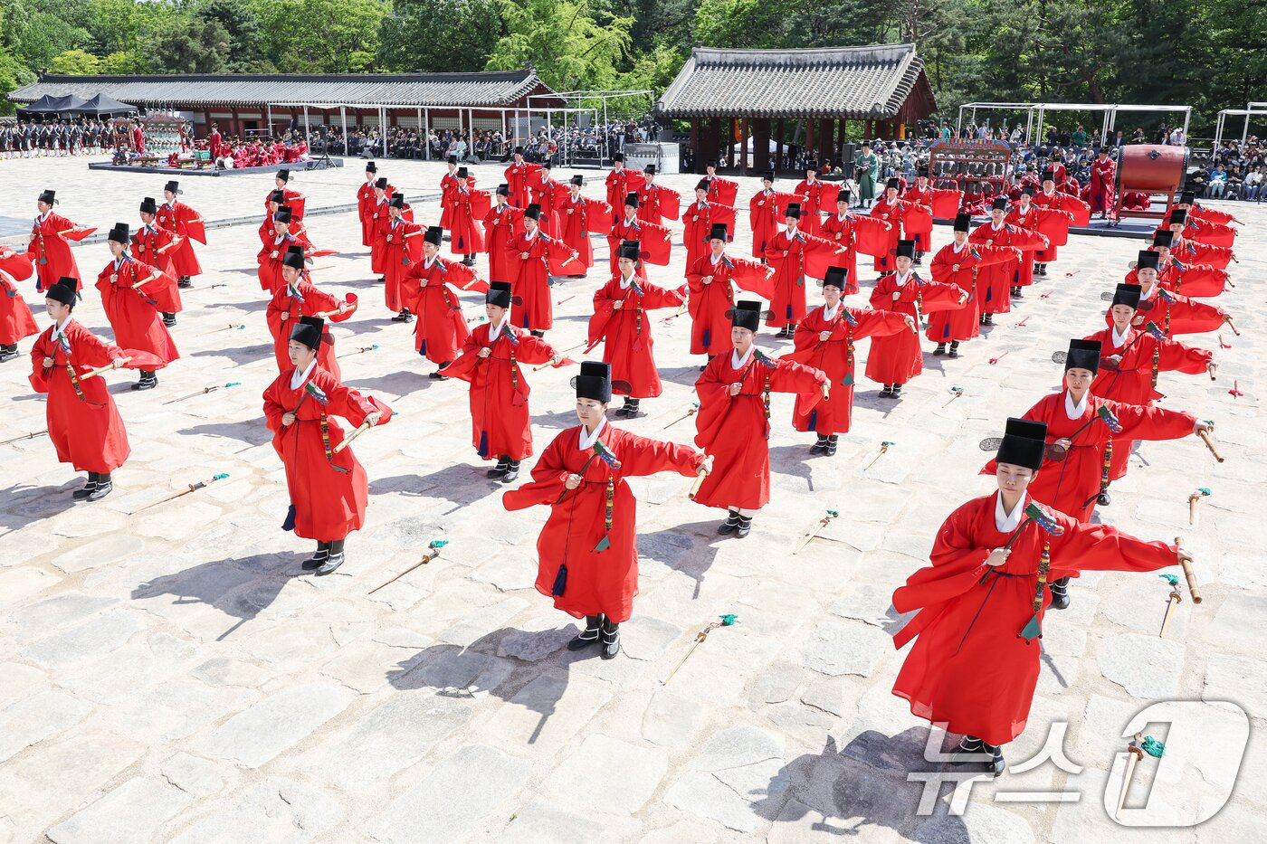 본문 이미지 - 4일 오후 서울 종로구 종묘 정전에서 봉행된 &#39;종묘대제&#39;에서 무용수들이 종묘제례악에 맞춰 일무를 펼치고 있다. 2025.5.4/뉴스1 ⓒ News1 민경석 기자