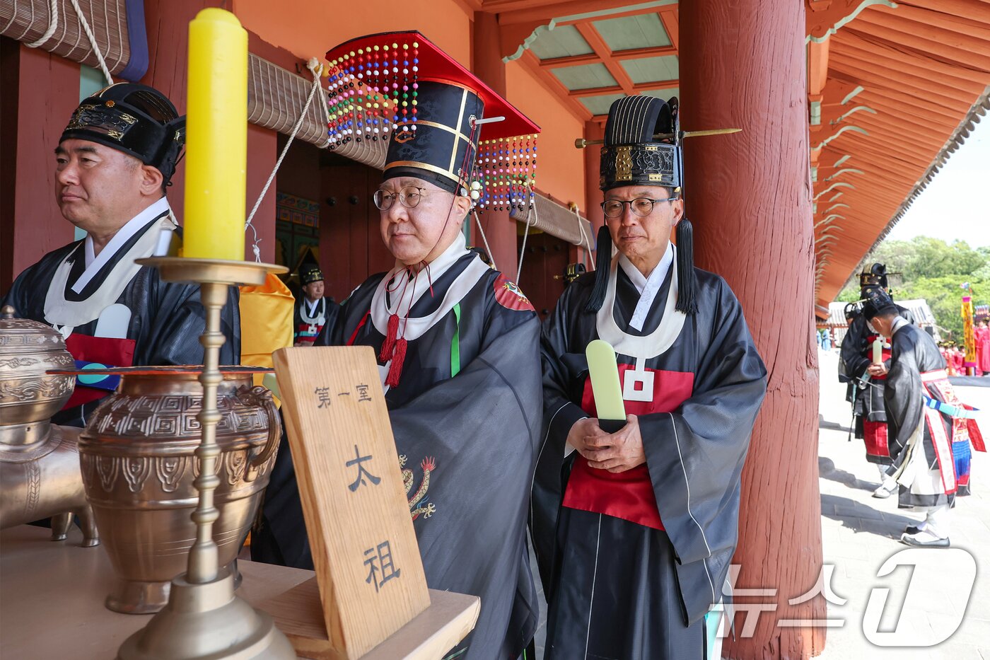 본문 이미지 - 4일 오후 서울 종로구 종묘 정전에서 봉행된 &#39;종묘대제&#39;에서 제관들이 초헌례&#40;신에게 첫 잔을 올리는 예&#41;를 하고 있다. 2025.5.4/뉴스1 ⓒ News1 민경석 기자
