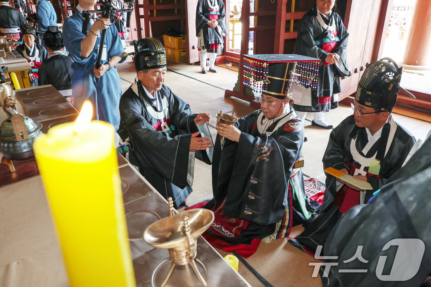 본문 이미지 - 4일 오후 서울 종로구 종묘 정전에서 봉행된 &#39;종묘대제&#39;에서 제관들이 초헌례&#40;신에게 첫 잔을 올리는 예&#41;를 하고 있다. 2025.5.4/뉴스1 ⓒ News1 민경석 기자