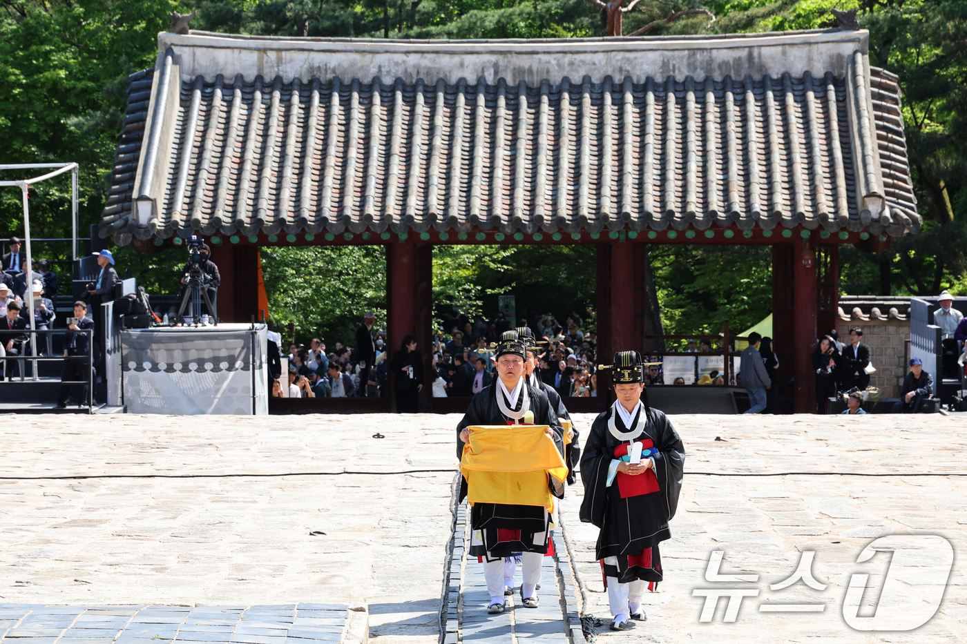 (서울=뉴스1) 민경석 기자 = 4일 오후 서울 종로구 종묘 정전에서 '종묘대제'가 봉행되고 있다.종묘대제는 왕실의 품격 높은 의례와 무용, 음악이 어우러진 종합적인 의례로, 그 …
