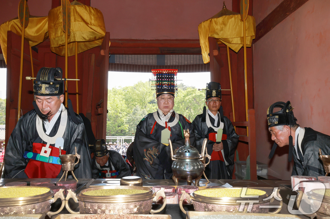 (서울=뉴스1) 민경석 기자 = 4일 오후 서울 종로구 종묘 정전에서 봉행된 '종묘대제'에서 제관들이 초헌례(신에게 첫 잔을 올리는 예)를 하고 있다.종묘대제는 왕실의 품격 높은 …