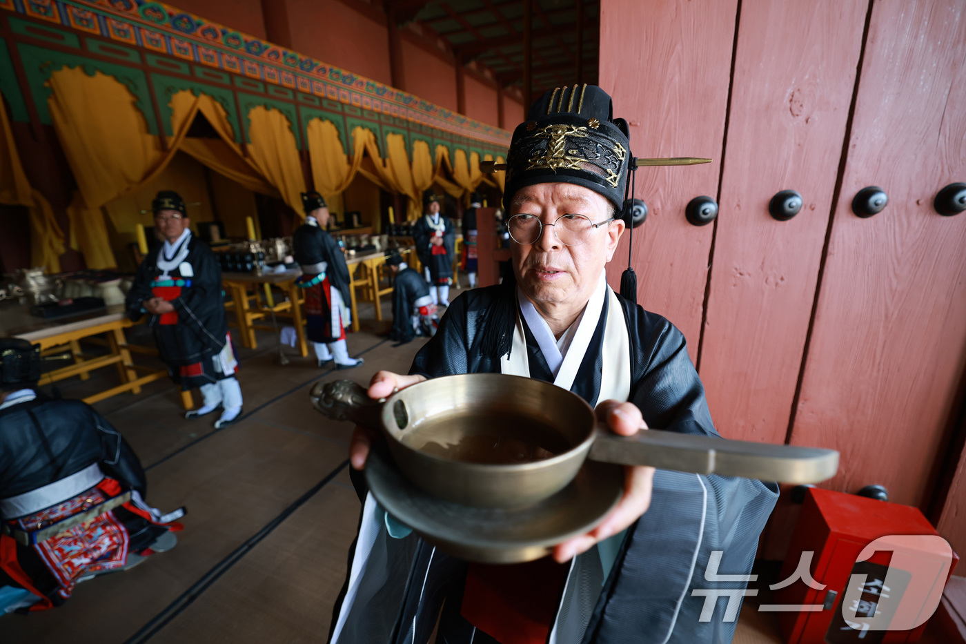 (서울=뉴스1) 민경석 기자 = 4일 오후 서울 종로구 종묘 정전에서 제관들이 '종묘대제'를 봉행하고 있다.종묘대제는 왕실의 품격 높은 의례와 무용, 음악이 어우러진 종합적인 의례 …