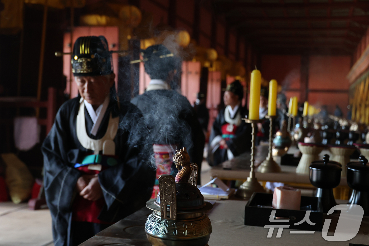 (서울=뉴스1) 민경석 기자 = 4일 오후 서울 종로구 종묘 정전에서 제관들이 '종묘대제'를 봉행하고 있다.종묘대제는 왕실의 품격 높은 의례와 무용, 음악이 어우러진 종합적인 의례 …