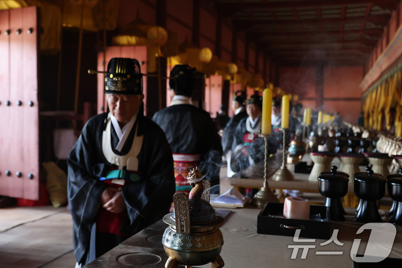 (서울=뉴스1) 민경석 기자 = 4일 오후 서울 종로구 종묘 정전에서 제관들이 '종묘대제'를 봉행하고 있다.종묘대제는 왕실의 품격 높은 의례와 무용, 음악이 어우러진 종합적인 의례 …