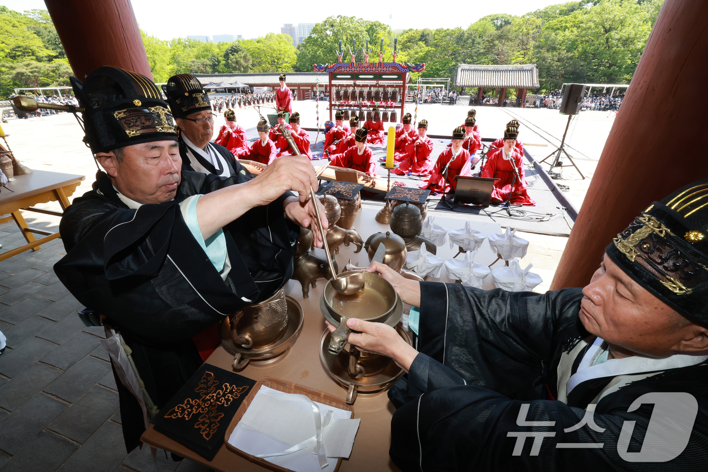 (서울=뉴스1) 민경석 기자 = 4일 오후 서울 종로구 종묘 정전에서 제관들이 '종묘대제'를 봉행하고 있다.종묘대제는 왕실의 품격 높은 의례와 무용, 음악이 어우러진 종합적인 의례 …