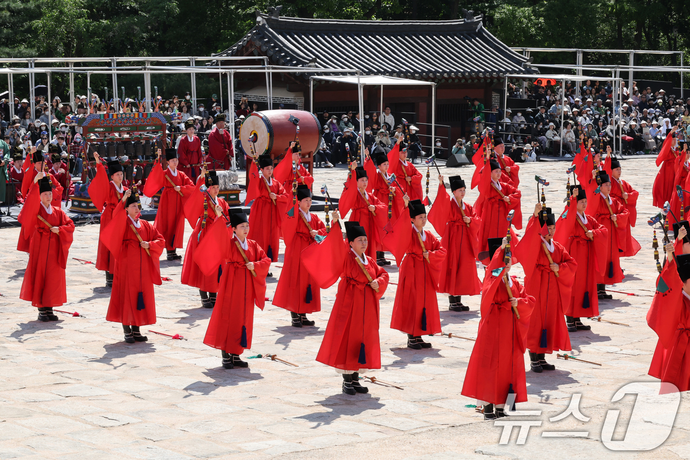 (서울=뉴스1) 민경석 기자 = 4일 오후 서울 종로구 종묘 정전에서 봉행된 '종묘대제'에서 무용수들이 종묘제례악에 맞춰 일무를 펼치고 있다.종묘대제는 왕실의 품격 높은 의례와 무 …