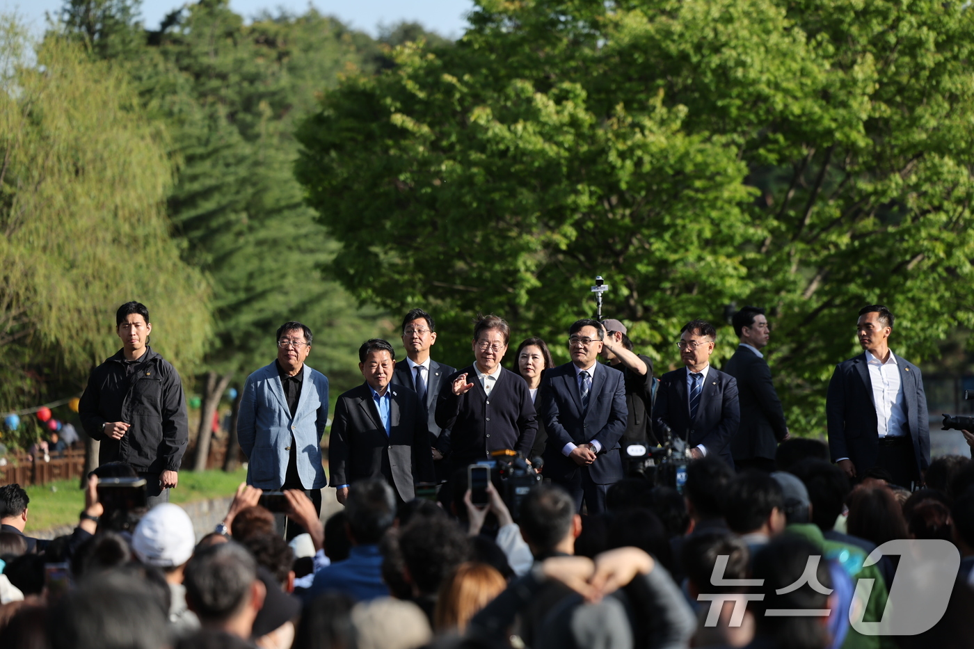 (제천=뉴스1) 이재명 기자 = '골목골목 경청투어 : 단양팔경편'에 나선 이재명 더불어민주당 대통령 후보가 4일 오후 충북 제천시 의림지에서 시민들을 상대로 연설을 하고 있다. …