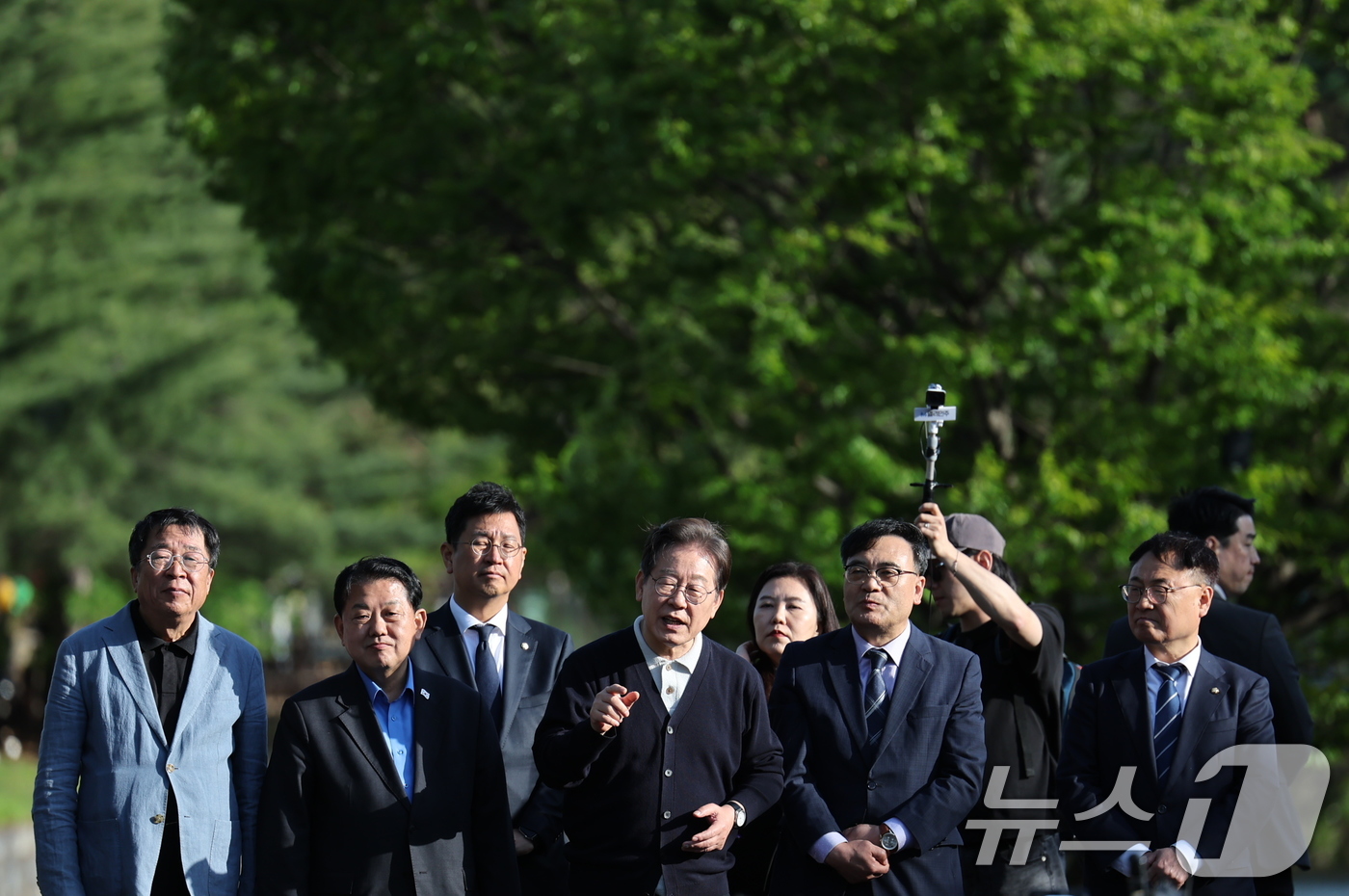 (제천=뉴스1) 이재명 기자 = '골목골목 경청투어 : 단양팔경편'에 나선 이재명 더불어민주당 대통령 후보가 4일 오후 충북 제천시 의림지에서 시민들을 상대로 연설을 하고 있다. …