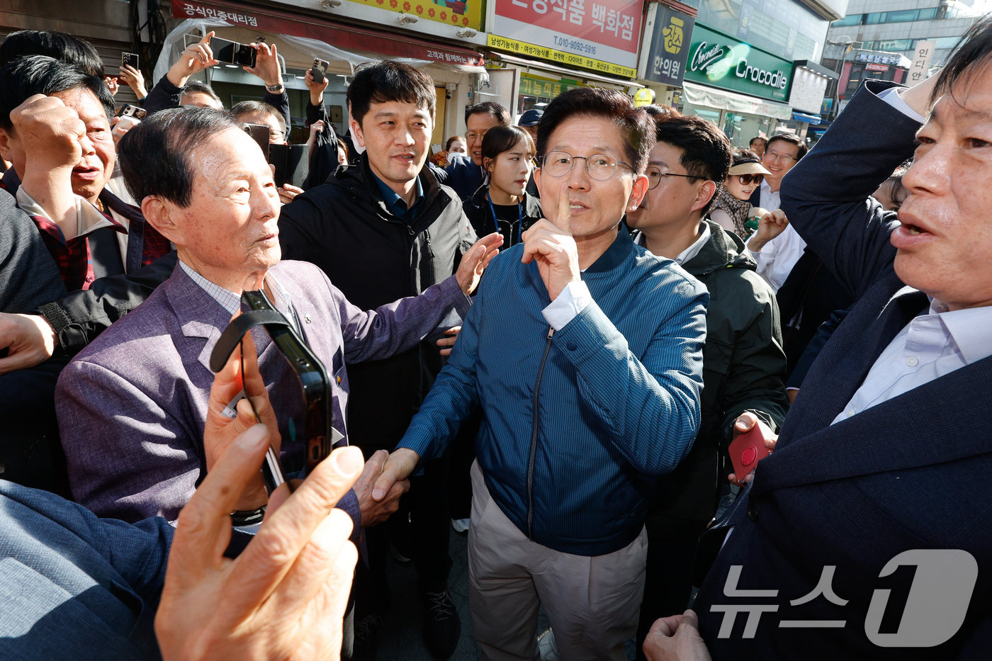 (의정부=뉴스1) 안은나 기자 = 김문수 국민의힘 대통령 후보가 4일 오후 경기 의정부시 제일시장을 찾아 지지자들을 향해 잠시 조용해 줄 것을 부탁하고 있다. 2025.5.4/뉴스 …