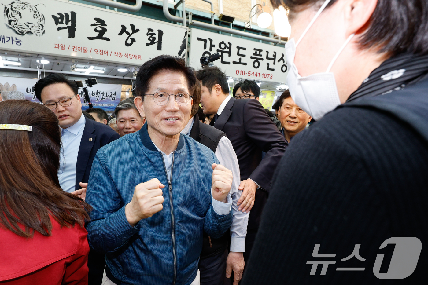 (의정부=뉴스1) 안은나 기자 = 김문수 국민의힘 대통령 후보가 4일 오후 경기 의정부시 제일시장을 방문해 상인을 격려하고 있다. 2025.5.4/뉴스1