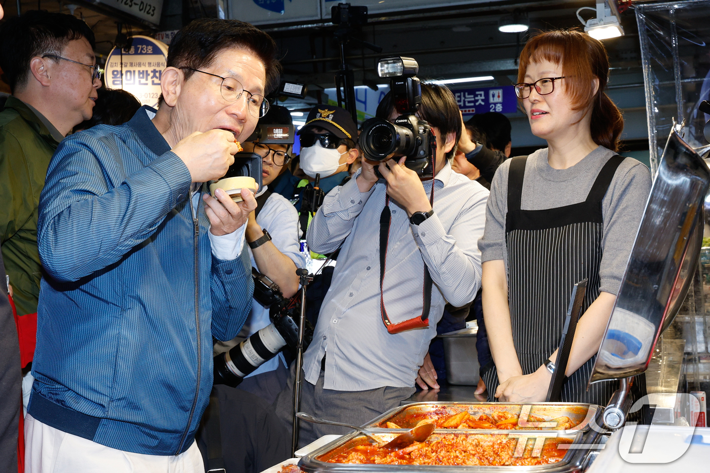 (의정부=뉴스1) 안은나 기자 = 김문수 국민의힘 대통령 후보가 4일 오후 경기 의정부시 제일시장을 방문해 알곤이찜을 시식하고 있다. 2025.5.4/뉴스1