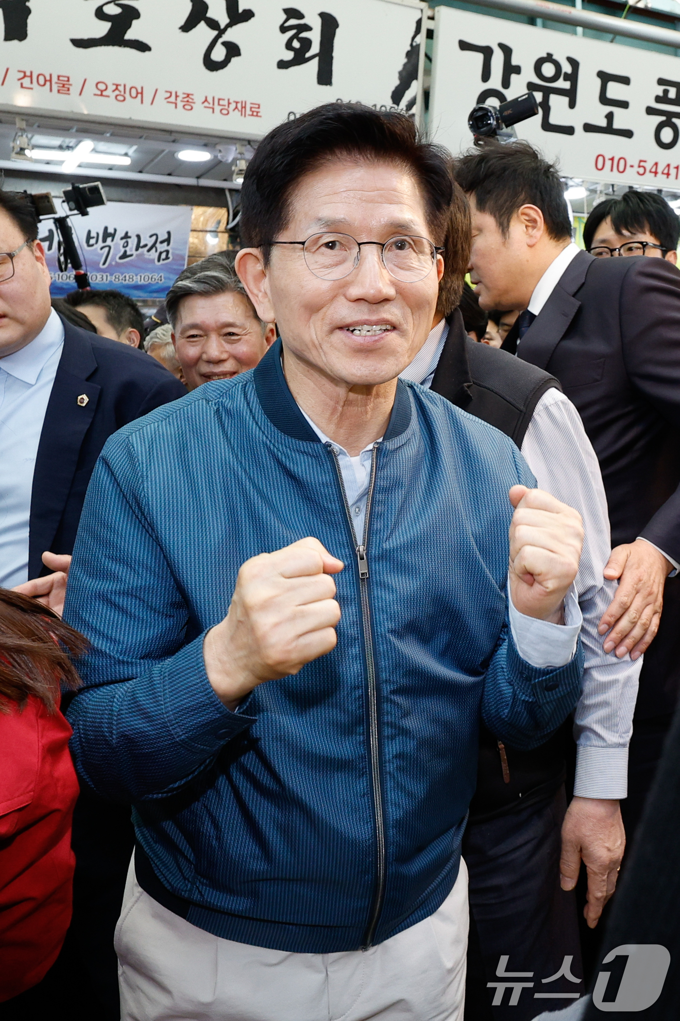 (의정부=뉴스1) 안은나 기자 = 김문수 국민의힘 대통령 후보가 4일 오후 경기 의정부시 제일시장을 방문해 상인을 격려하고 있다. 2025.5.4/뉴스1