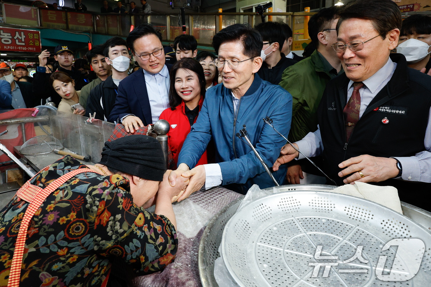 (의정부=뉴스1) 안은나 기자 = 김문수 국민의힘 대통령 후보가 4일 오후 경기 의정부시 제일시장을 방문해 상인과 악수하고 있다. 2025.5.4/뉴스1