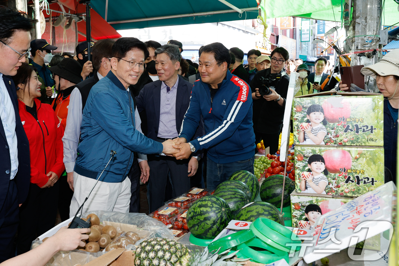 (의정부=뉴스1) 안은나 기자 = 김문수 국민의힘 대통령 후보가 4일 오후 경기 의정부시 제일시장을 방문해 상인과 악수하고 있다. 2025.5.4/뉴스1
