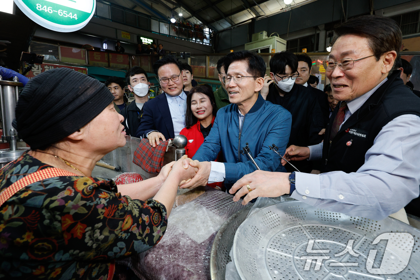 (의정부=뉴스1) 안은나 기자 = 김문수 국민의힘 대통령 후보가 4일 오후 경기 의정부시 제일시장을 방문해 상인과 악수하고 있다. 2025.5.4/뉴스1
