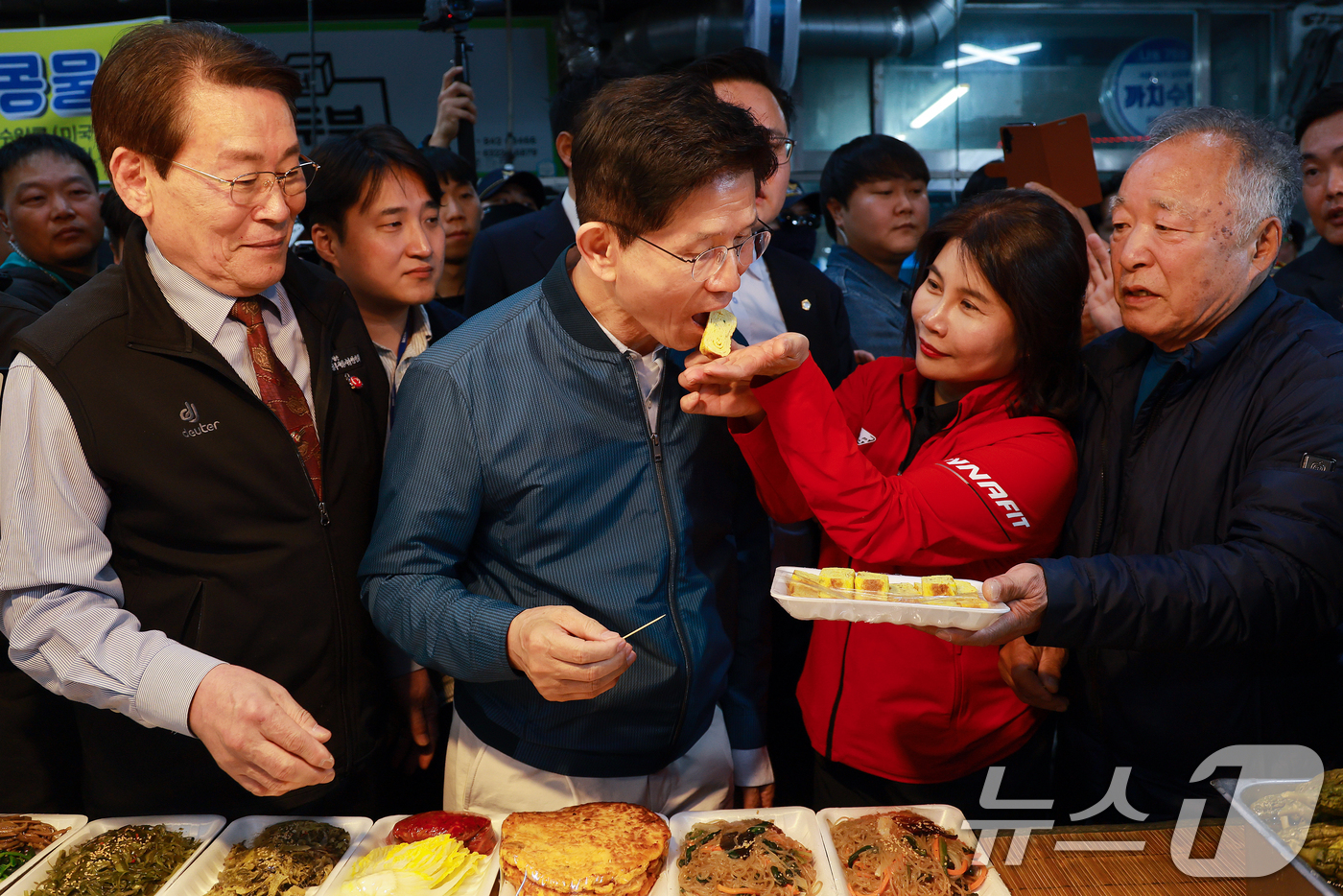 (의정부=뉴스1) 안은나 기자 = 김문수 국민의힘 대통령 후보가 4일 오후 경기 의정부시 제일시장을 찾아 반찬가게에서 계란말이를 시식하고 있다. (공동취재) 2025.5.4/뉴스1 …
