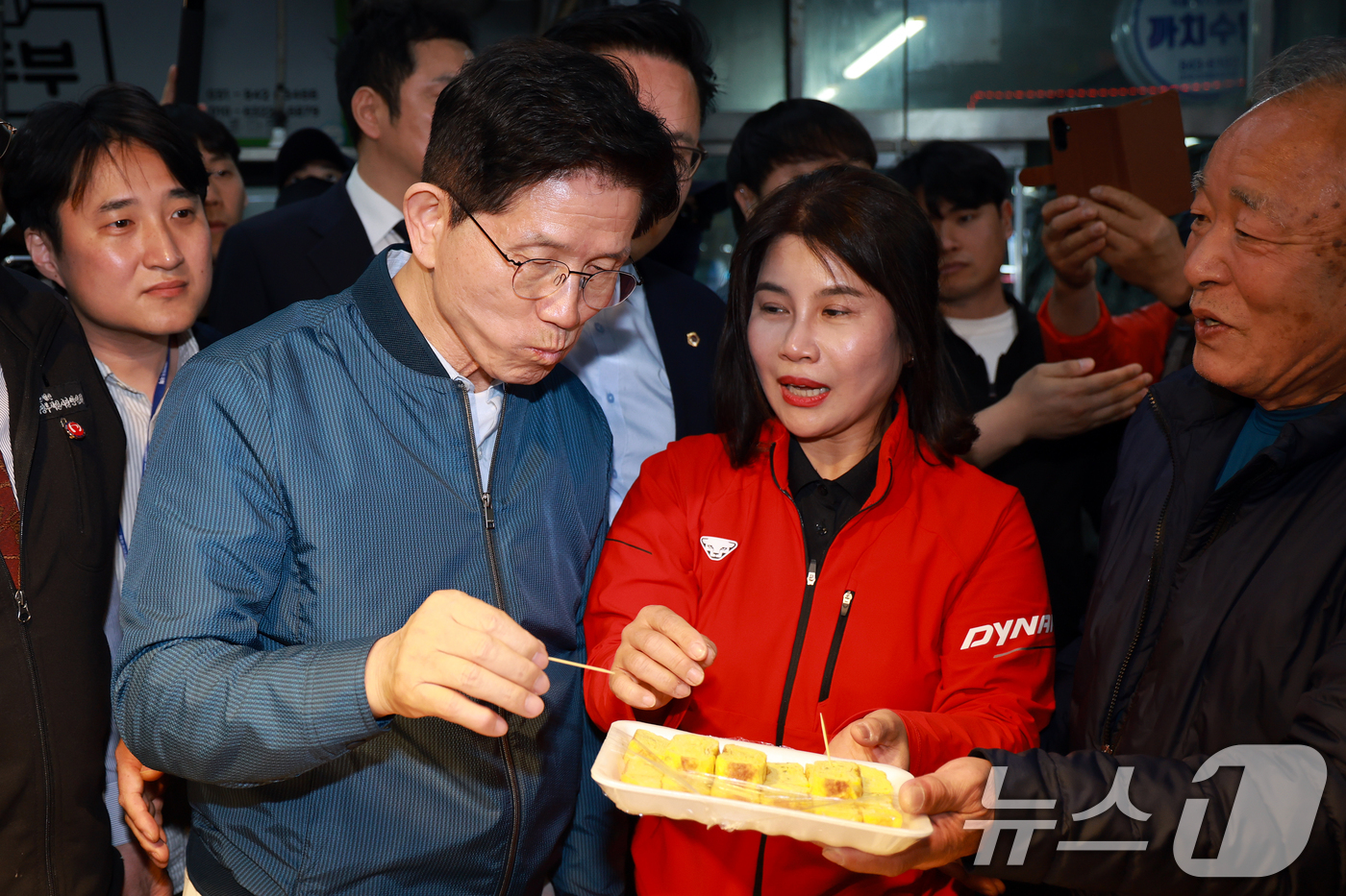 (의정부=뉴스1) 안은나 기자 = 김문수 국민의힘 대통령 후보가 4일 오후 경기 의정부시 제일시장을 찾아 반찬가게에서 계란말이를 시식하고 있다. (공동취재) 2025.5.4/뉴스1 …