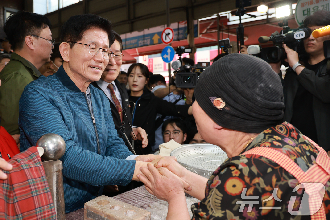 (의정부=뉴스1) 안은나 기자 = 김문수 국민의힘 대통령 후보가 4일 오후 경기 의정부시 제일시장을 방문해 상인과 악수하고 있다. (공동취재) 2025.5.4/뉴스1