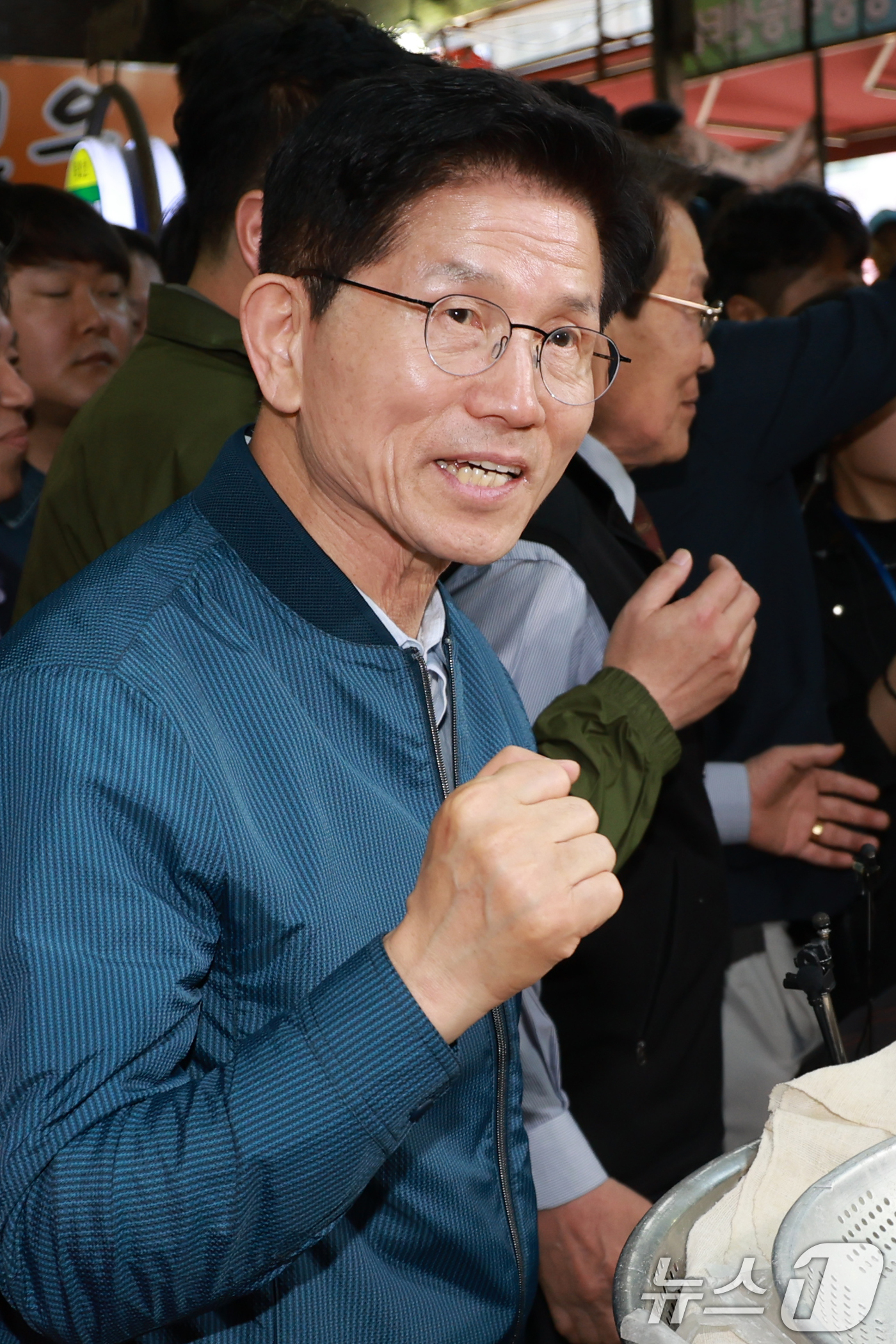 (의정부=뉴스1) 안은나 기자 = 김문수 국민의힘 대통령 후보가 4일 오후 경기 의정부시 제일시장을 방문해 상인을 격려하고 있다. (공동취재) 2025.5.4/뉴스1