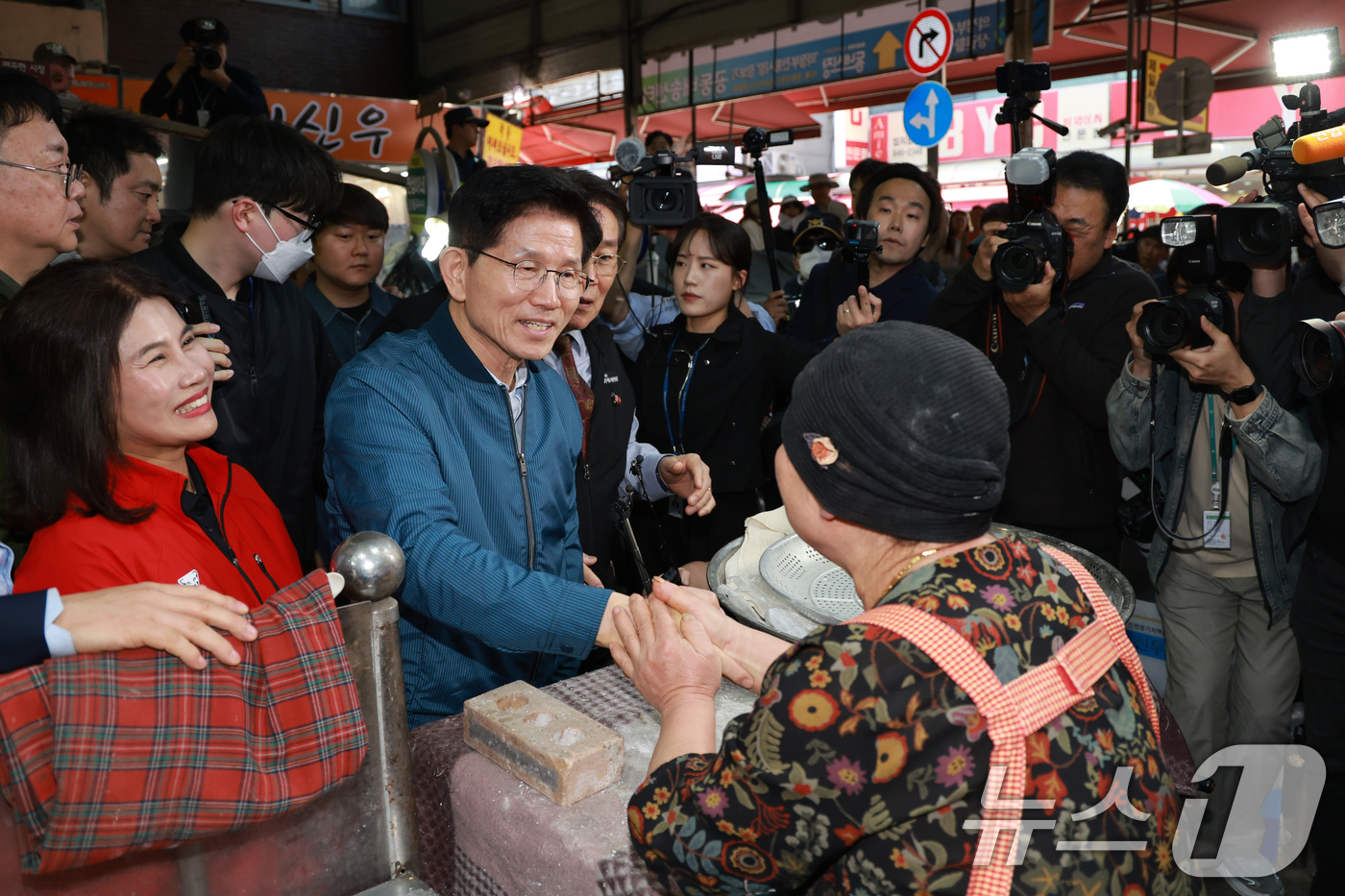 (의정부=뉴스1) 안은나 기자 = 김문수 국민의힘 대통령 후보가 4일 오후 경기 의정부시 제일시장을 방문해 상인과 악수하고 있다. (공동취재) 2025.5.4/뉴스1